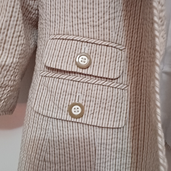 Kasper beige/white stripe, front button, long sleeve, lined jacket. Size 12. - Picture 4 of 5